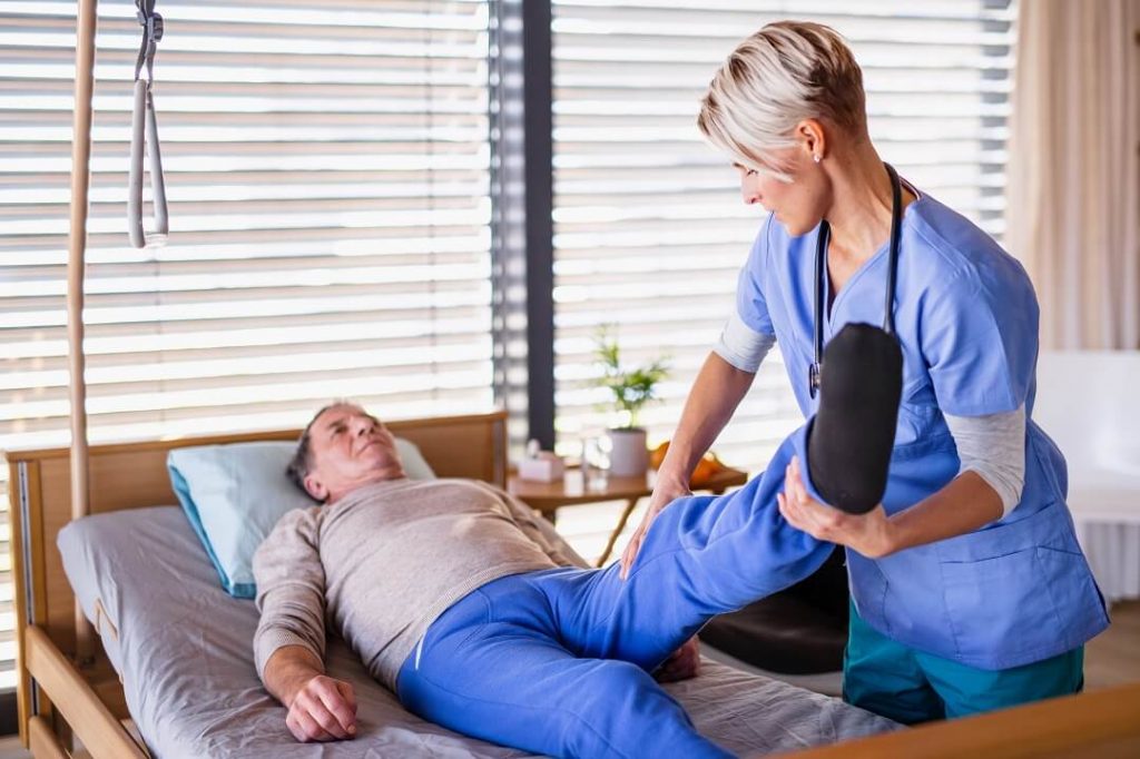 İnmeye bağlı hayati tehlike atlatıldıktan sonra fizik tedavi ve rehabilitasyon uzmanı hastayı değerlendirerek felçte tedavi süreci için rehabilitasyon sürecini planlar.