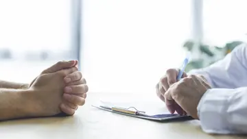 İnme sonrası fizik tedavi görüşmesinde hekim ve hasta