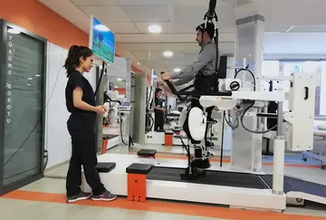 Yürüme robotu ile robotik fizik tedavi uygulanan hasta
