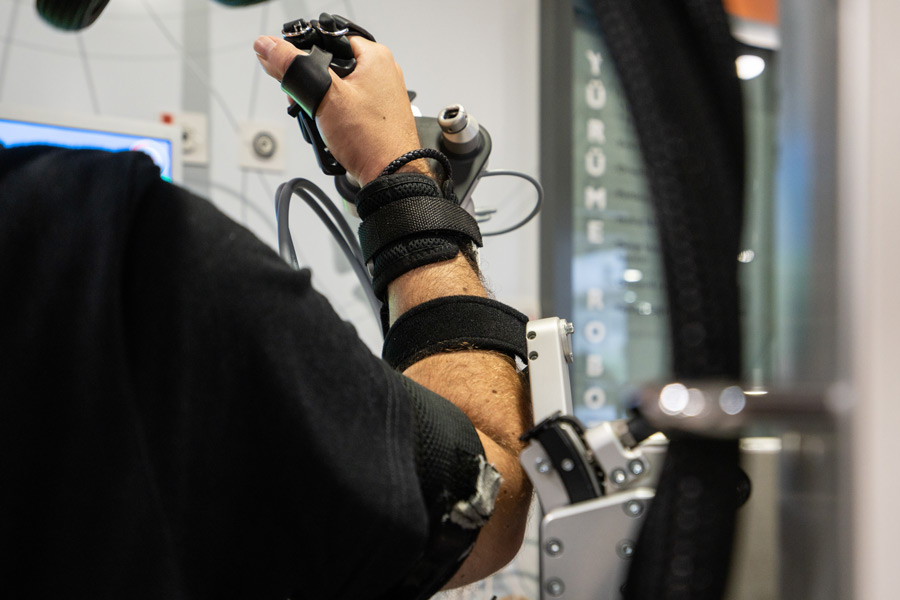 Robotik fizik tedavi uygulamalarından biri olan Armeo Power El Kol Robotunda, hastanın belirli bir hareketi ne zaman yapamadığını algılayabilen sensörler vardır. Böylece egzersizin amacına göre cihaz, hastaya ihtiyacı olduğu kadar yardım eder. Robotik cihaz, el ve kolunu hiç hareket ettiremeyen hastalarda tama yakın hareket desteği sağlarken, kişinin el ve kol fonksiyonu geliştikçe cihaz verdiği yardımı azaltır.
