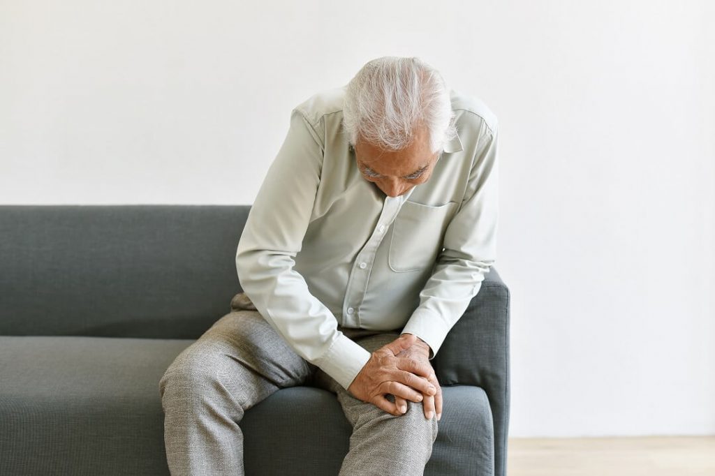 Eklem kireçlenmesi (osteoartrit), özellikle yaşlılarda eklem ağrısının birincil nedenlerindendir. Diz eklemi, kireçlenmeden en fazla etkilenen eklemlerden biridir. Diz kireçlenmesinde çeşitli tedavi ve uygulama yöntemleri mevcuttur. Diz kireçlenmesi ameliyatsız tedavi de bu tedavi ve uygulamalardan biridir.