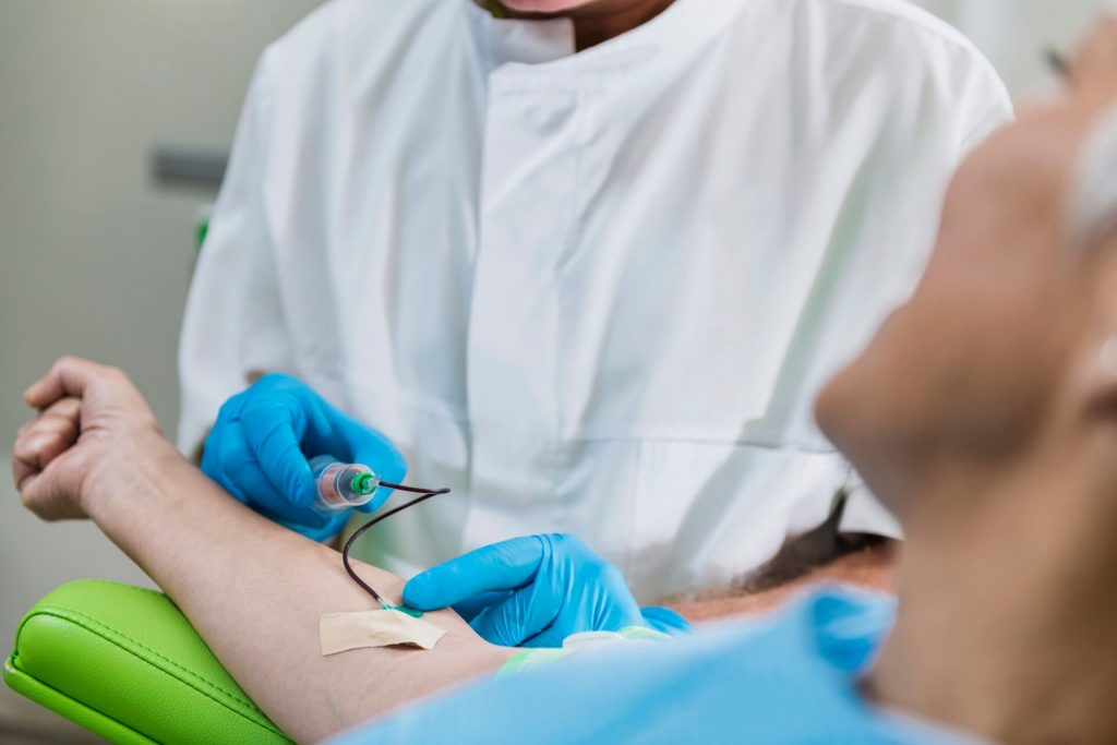 Kas-iskelet sorunlarına yönelik PRP tedavisi fizik tedavi ve rehabilitasyon ya da ortopedi uzmanları tarafından yapılır. Öncelikle normal kan alma işleminden farklı olmayan bir şekilde hastanın kol damarından kan alınır. Bu kan bir tüpe (PRP kiti) konulur. Özel bir cihazla kan santrifüj edilir, yani yüksek devirde döndürülerek hücre kısmı sıvı kısmından ayrıştırılır.
