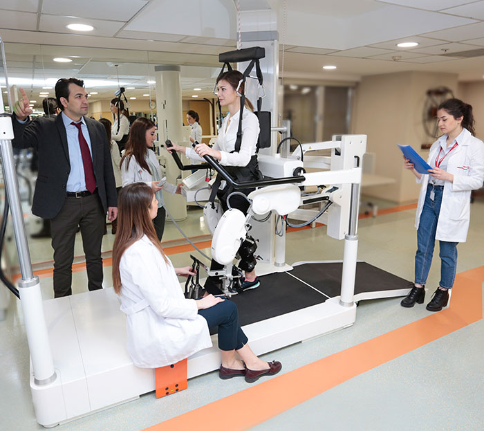 Robotik fizik tedavi cihazları ile hastaların daha hızlı iyileşmesi ve daha çok fonksiyonunu geri kazanması sağlanabilir.