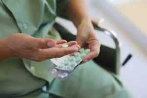 Diz protezi ameliyatı sonrasında, doktorun reçete ettiği ilaçları düzenli olarak kullanmak önemlidir. Bu ilaçlar, ağrıyı ve inflamasyonu azaltmaya yardımcı olur.